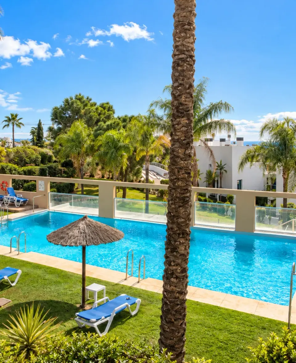 South-facing 2-bed apartment with a 29 m² terrace, La Resina Golf, Estepona