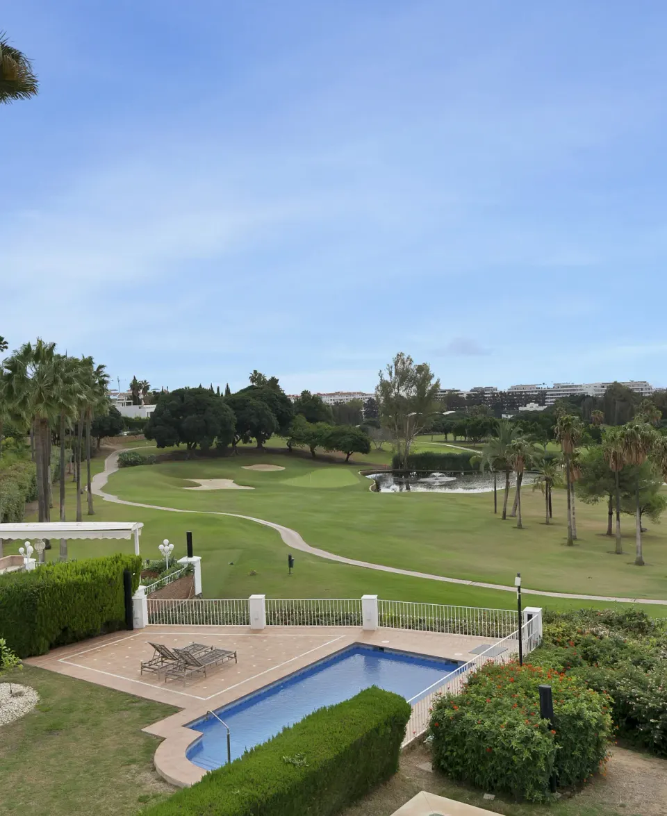 Alcores del Golf — Apartment in Nueva Andalucía