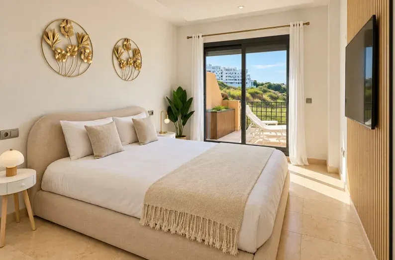 South-facing 2-bed apartment with a 29 m² terrace, La Resina Golf, Estepona
