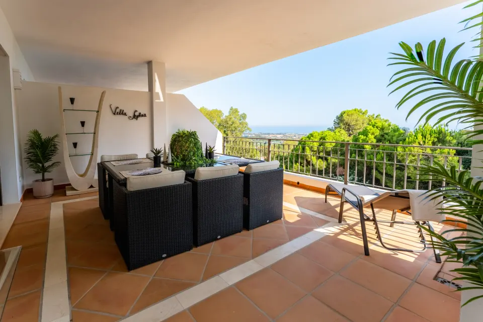 La Quinta Greens — Corner Apartment with Golf and Sea Views